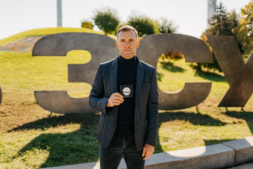 Майже весь наклад браслетів «Азовсталь. Символ незламності» продано. Їх замовили люди з 45 країн 1