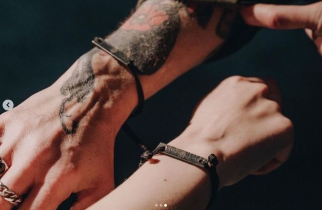 Майже весь наклад браслетів «Азовсталь. Символ незламності» продано. Їх замовили люди з 45 країн 2