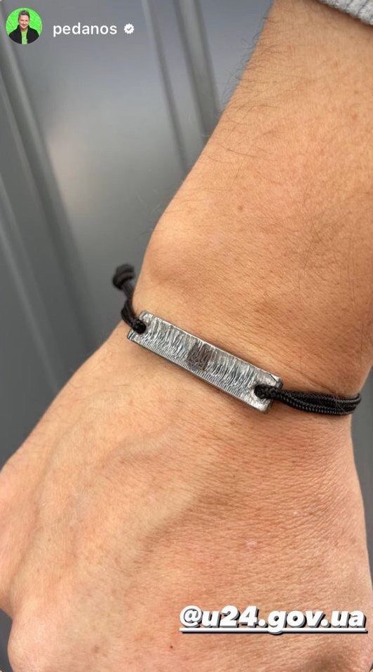 Майже весь наклад браслетів «Азовсталь. Символ незламності» продано. Їх замовили люди з 45 країн 4