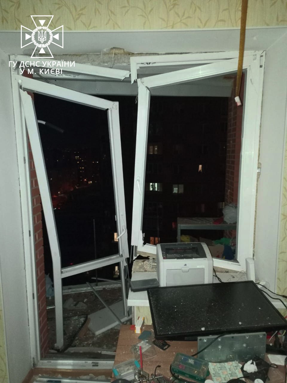 У Києві в багатоповерхівці вибухнули газові балони: постраждав чоловік, вилетіли вінка, пошкоджені припарковані авто 1