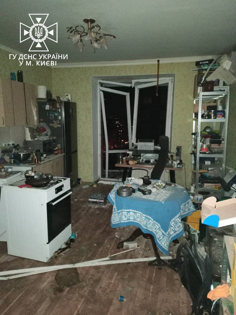 У Києві в багатоповерхівці вибухнули газові балони: постраждав чоловік, вилетіли вінка, пошкоджені припарковані авто 2