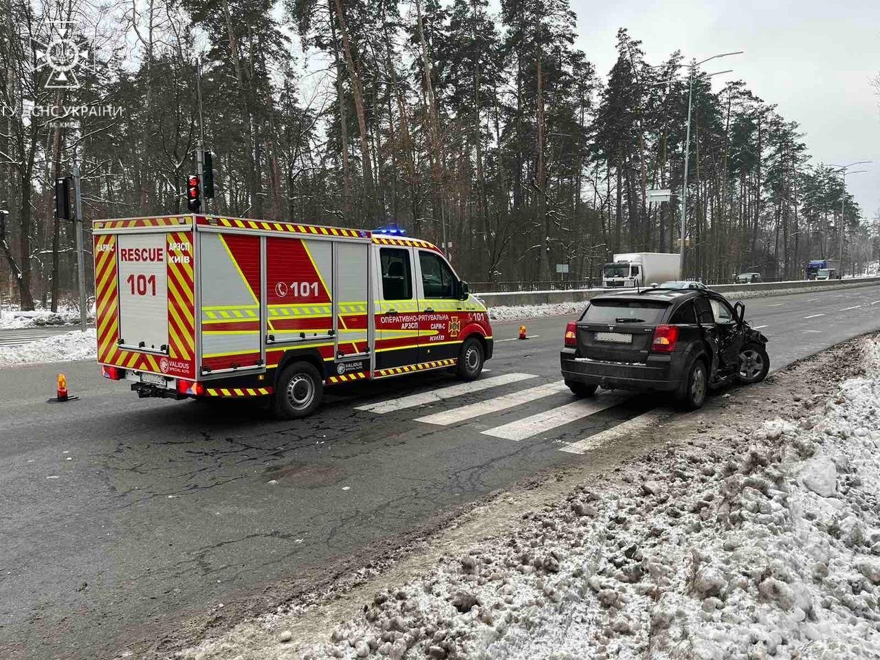 У Києві зіткнулись Dodge та Hyundai: в понівеченому авто зажало пасажирку 1
