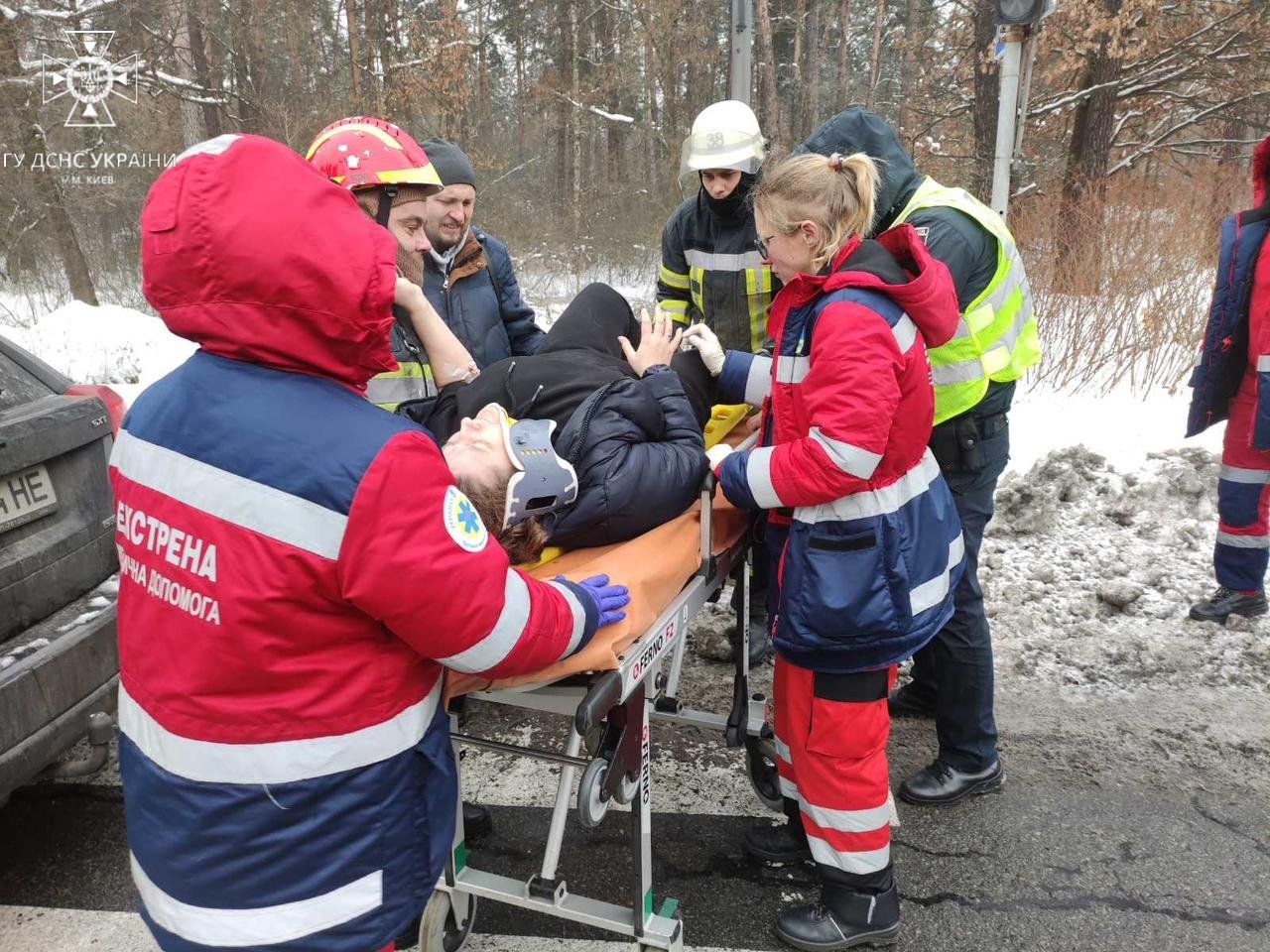 У Києві зіткнулись Dodge та Hyundai: в понівеченому авто зажало пасажирку 2