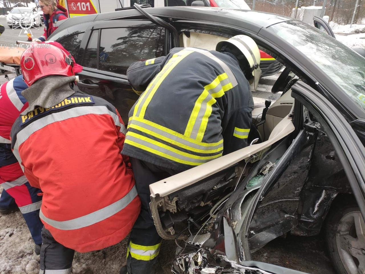 У Києві зіткнулись Dodge та Hyundai: в понівеченому авто зажало пасажирку 3