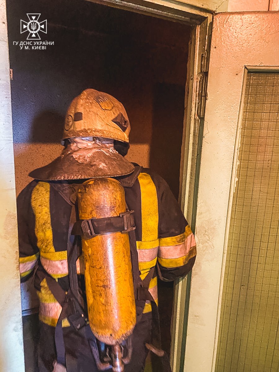 У Києві на Харківському шосе загорілася квартира в багатоповерхівці: з палаючого житла врятували чоловіка 1