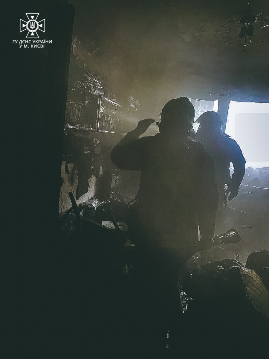 У Києві на Харківському шосе загорілася квартира в багатоповерхівці: з палаючого житла врятували чоловіка 2