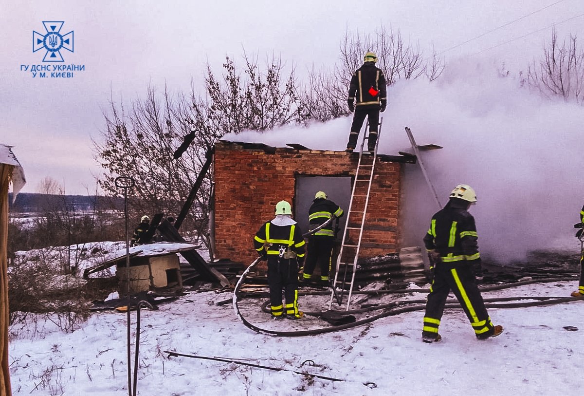 У Голосіївському районі Києва в палаючій будівлі знайшли тіло людини 3