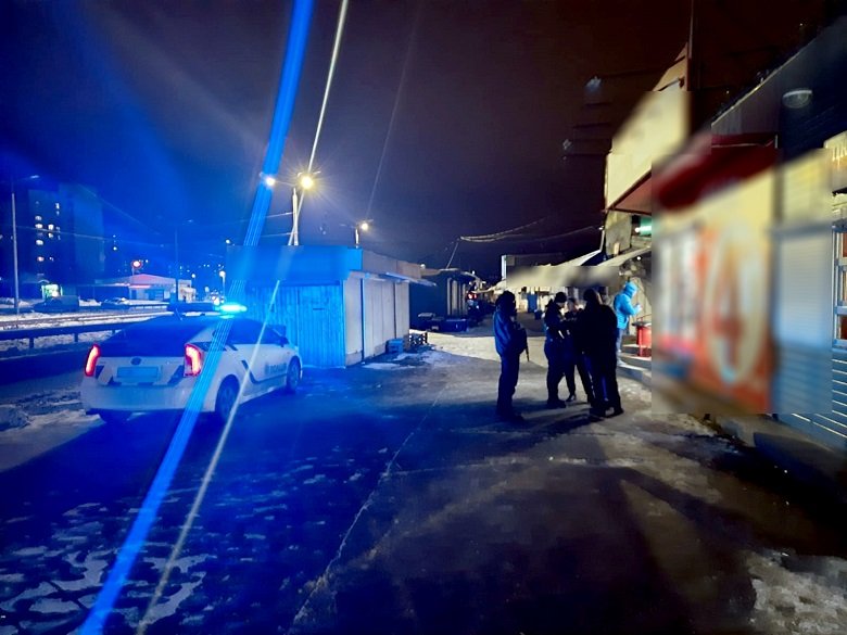 У Києві посеред вулиці чоловік вдарив неповнолітнього хлопця ножем у живіт 2