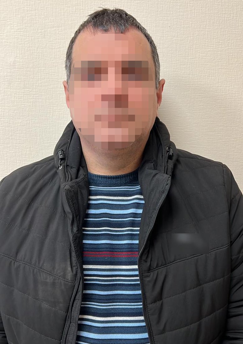 У Києві посеред вулиці чоловік вдарив неповнолітнього хлопця ножем у живіт 3