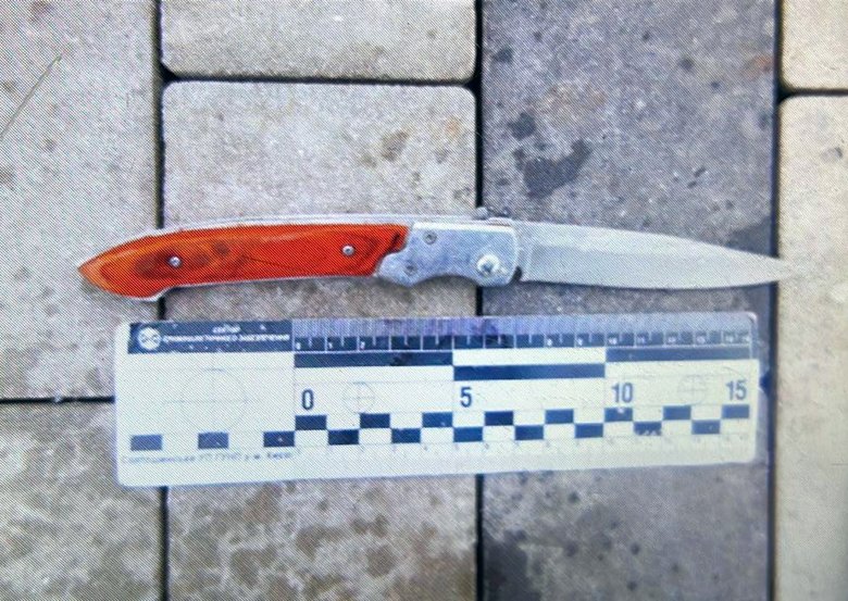 У Києві посеред вулиці чоловік вдарив неповнолітнього хлопця ножем у живіт 4