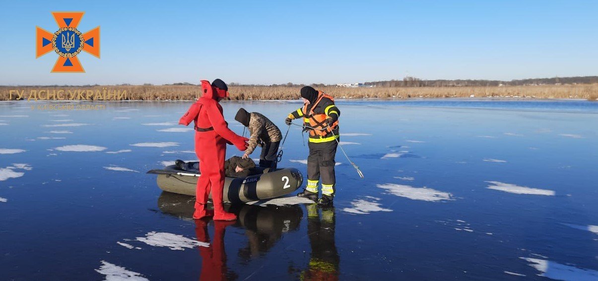 На Київщині з крижаної річки на берег доставили чоловіка напідпитку, що не міг рухатись 1