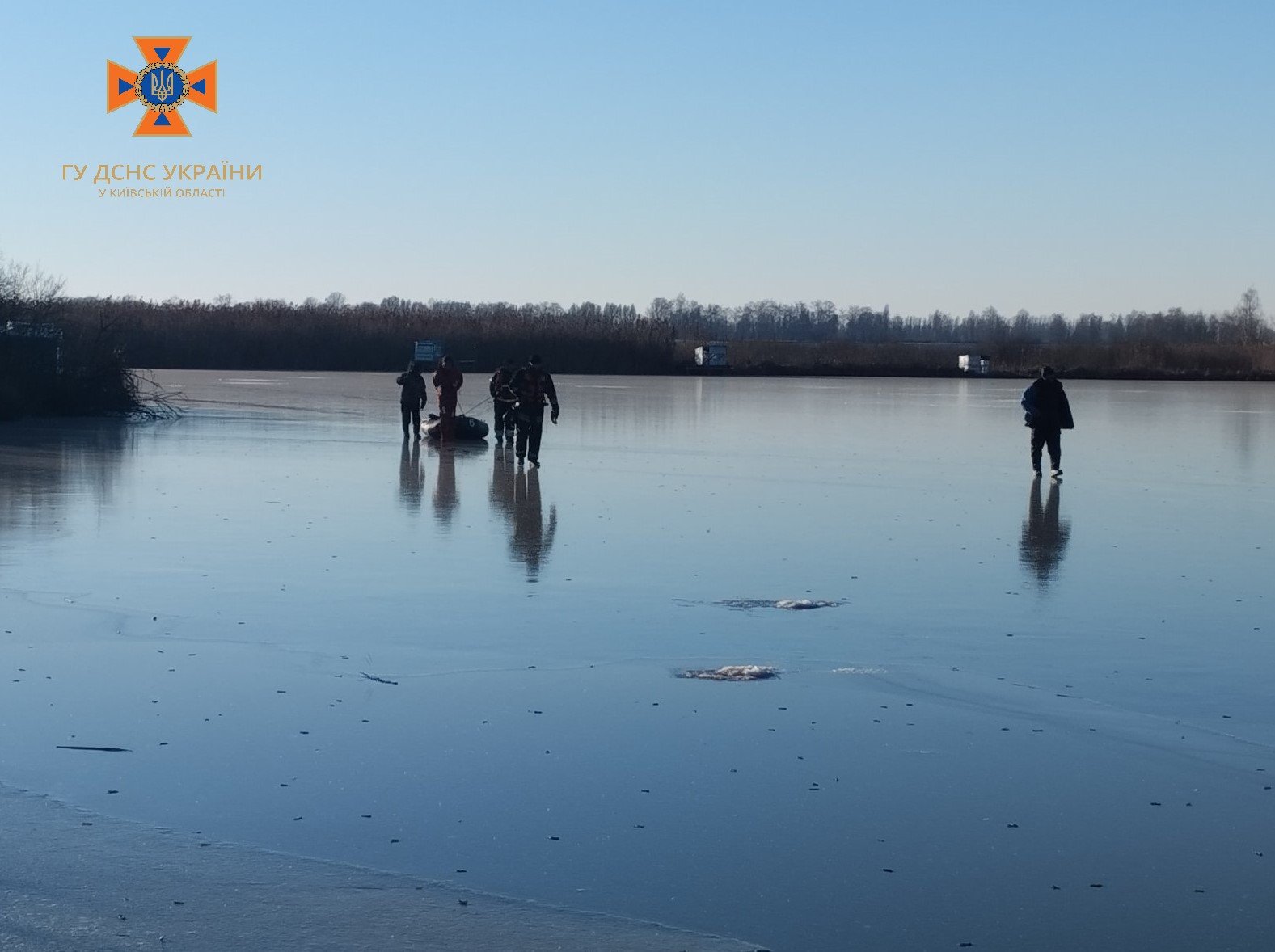 На Київщині з крижаної річки на берег доставили чоловіка напідпитку, що не міг рухатись 2