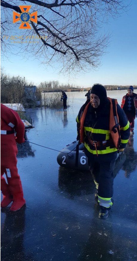 На Київщині з крижаної річки на берег доставили чоловіка напідпитку, що не міг рухатись 3