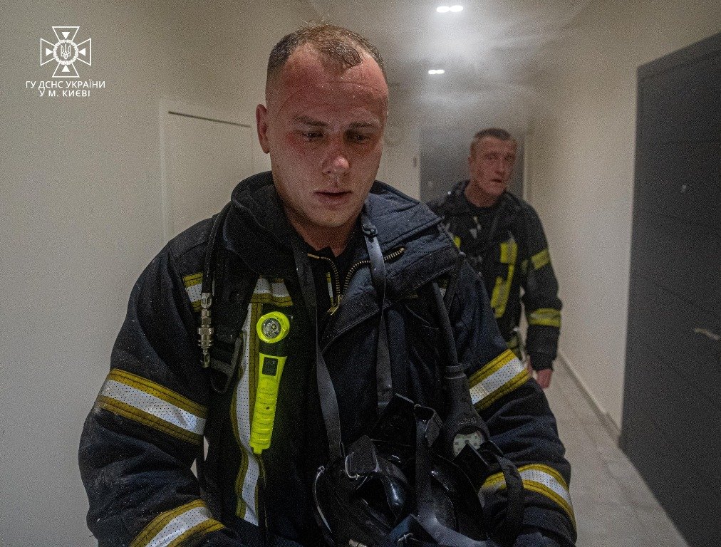 У Києві стався вибух акумулятора у багатоповерхівці: з будинку евакуювали людей 2