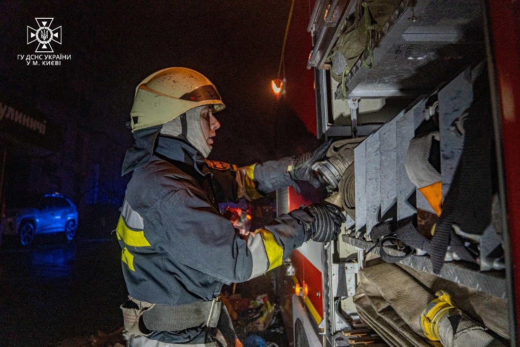 У Києві стався вибух акумулятора у багатоповерхівці: з будинку евакуювали людей 4
