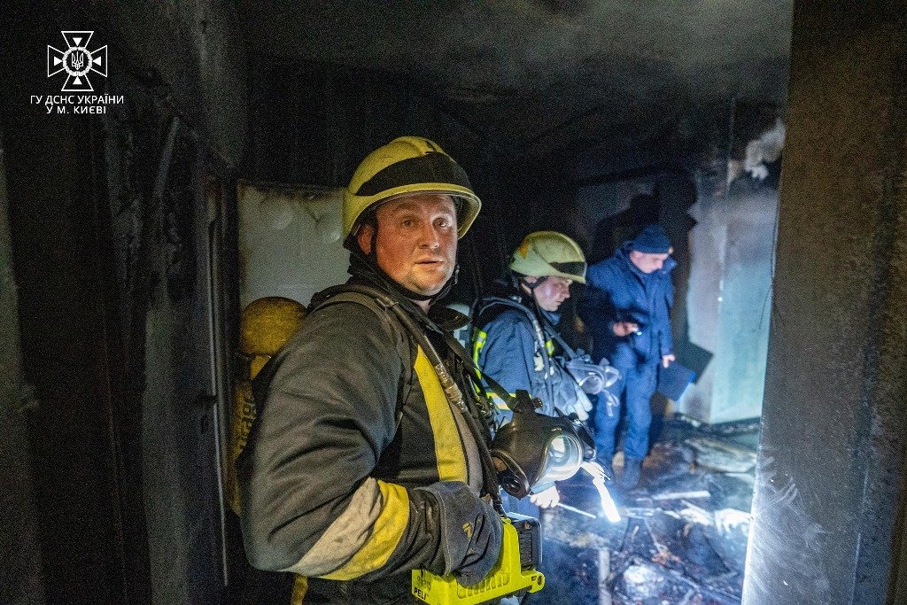 У Києві стався вибух акумулятора у багатоповерхівці: з будинку евакуювали людей 6