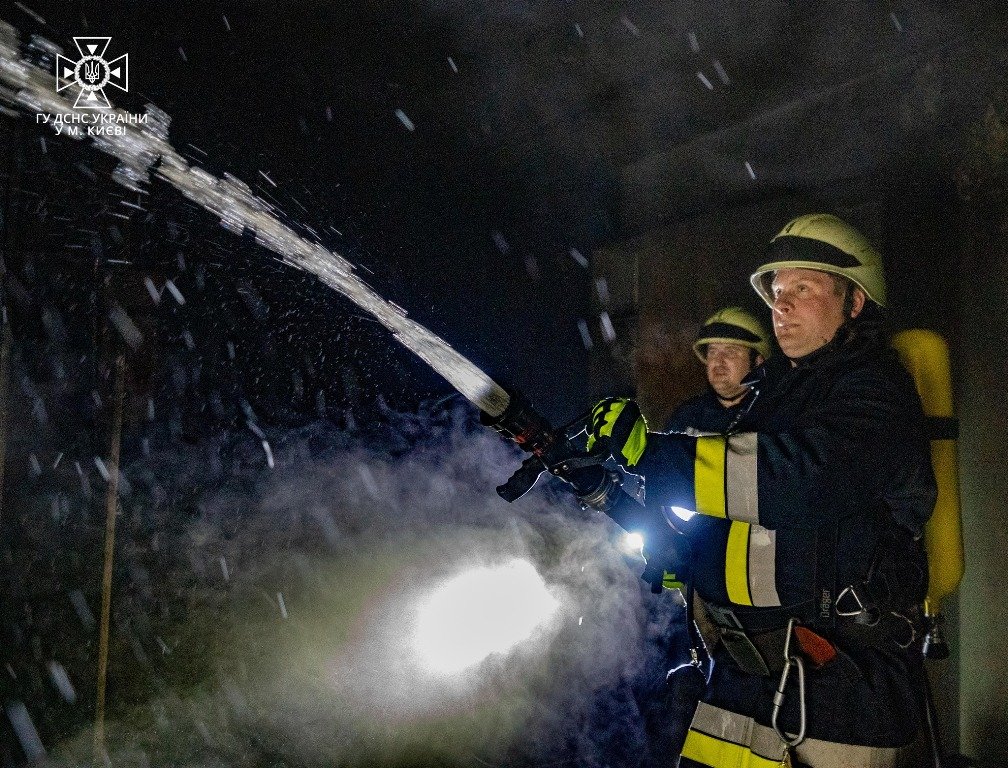 У Києві стався вибух акумулятора у багатоповерхівці: з будинку евакуювали людей 8