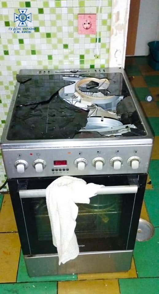 У Києві в квартирі через вибух газового балончику вилетіли вікна 3