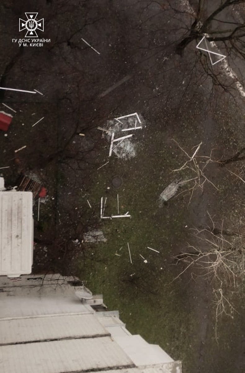 У Києві в квартирі через вибух газового балончику вилетіли вікна 4