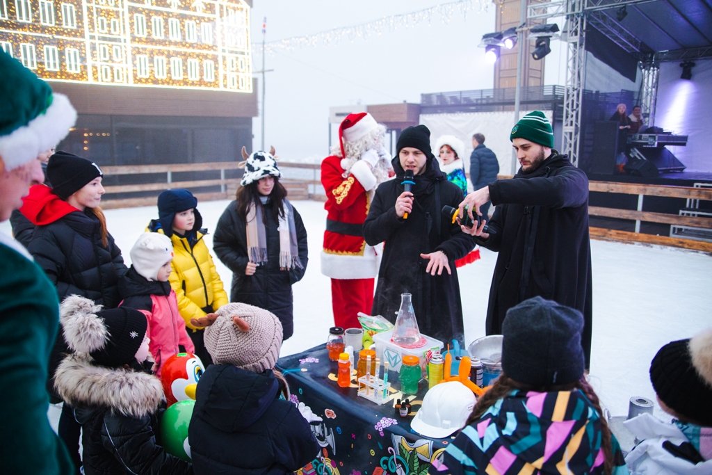 Де у Києві зустріти Бориса Джонсона й Вінстона Черчилля: де і як працює різдвяна резиденція в лондонській стилістиці 1