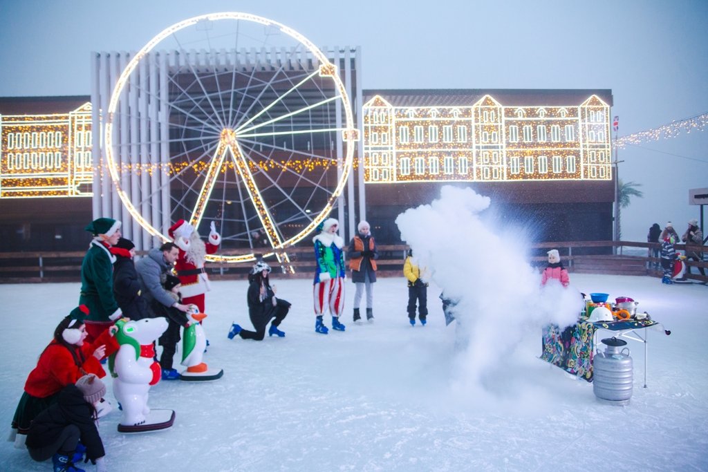 Де у Києві зустріти Бориса Джонсона й Вінстона Черчилля: де і як працює різдвяна резиденція в лондонській стилістиці 2