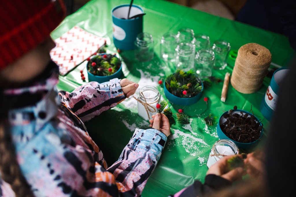 Де у Києві зустріти Бориса Джонсона й Вінстона Черчилля: де і як працює різдвяна резиденція в лондонській стилістиці 7