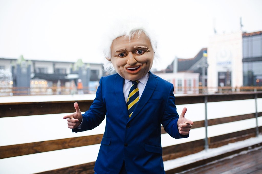 Де у Києві зустріти Бориса Джонсона й Вінстона Черчилля: де і як працює різдвяна резиденція в лондонській стилістиці 9