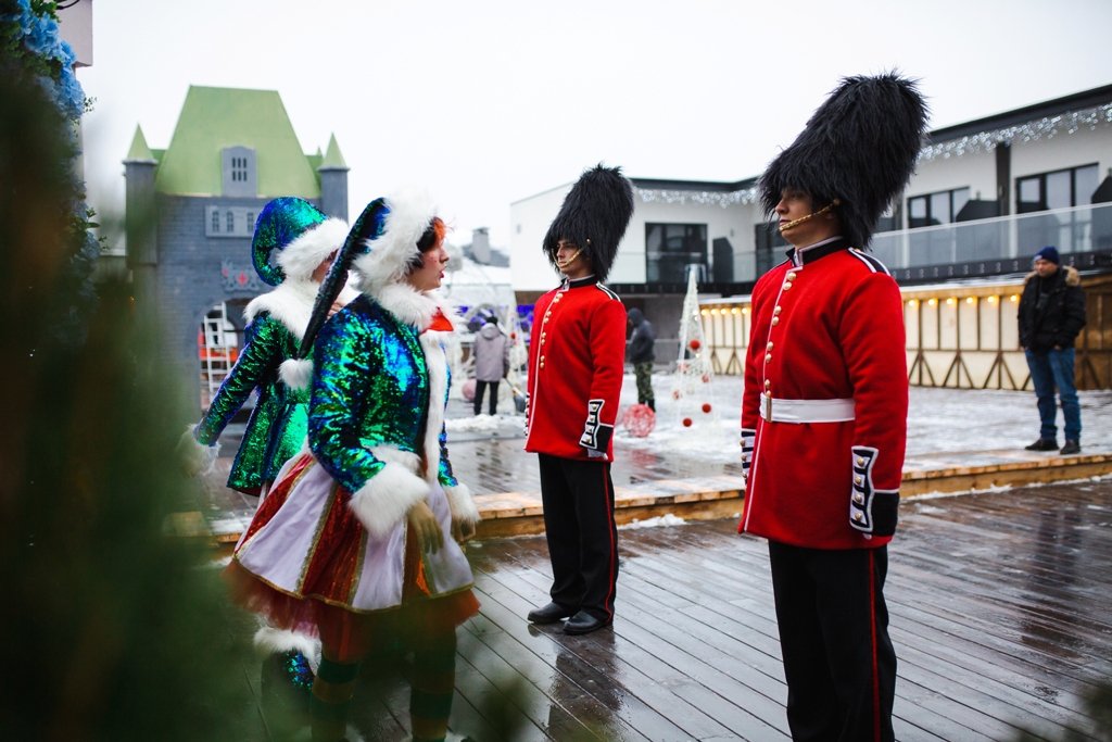 Де у Києві зустріти Бориса Джонсона й Вінстона Черчилля: де і як працює різдвяна резиденція в лондонській стилістиці 11