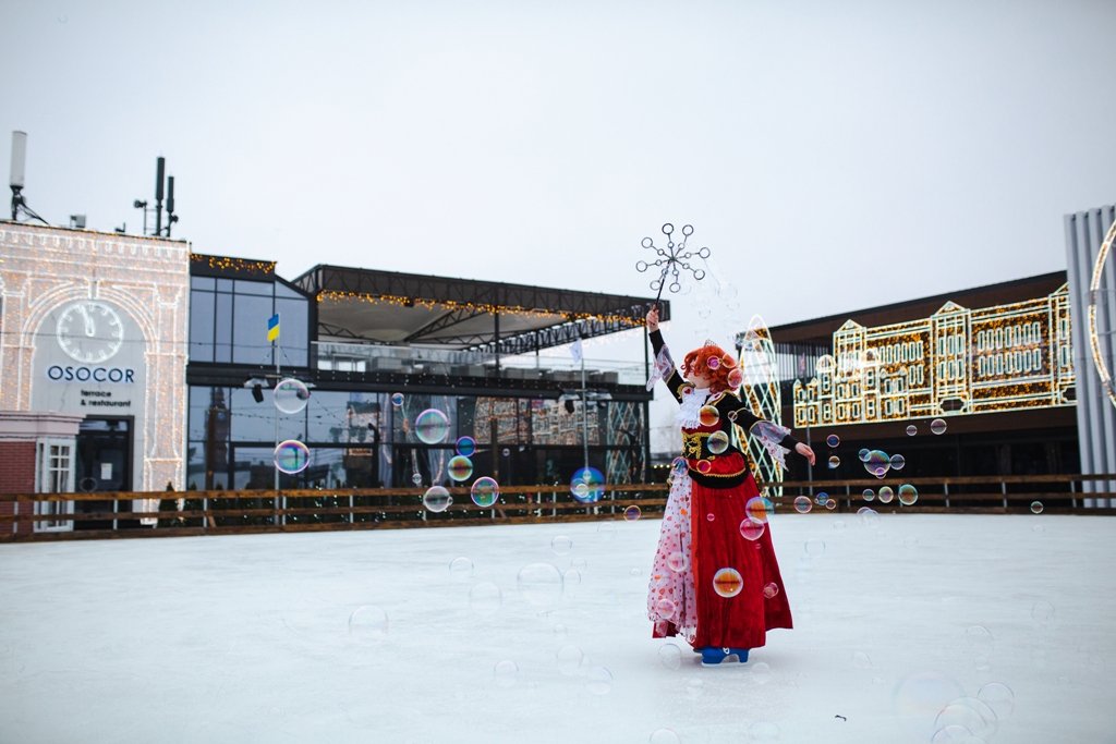 Де у Києві зустріти Бориса Джонсона й Вінстона Черчилля: де і як працює різдвяна резиденція в лондонській стилістиці 12