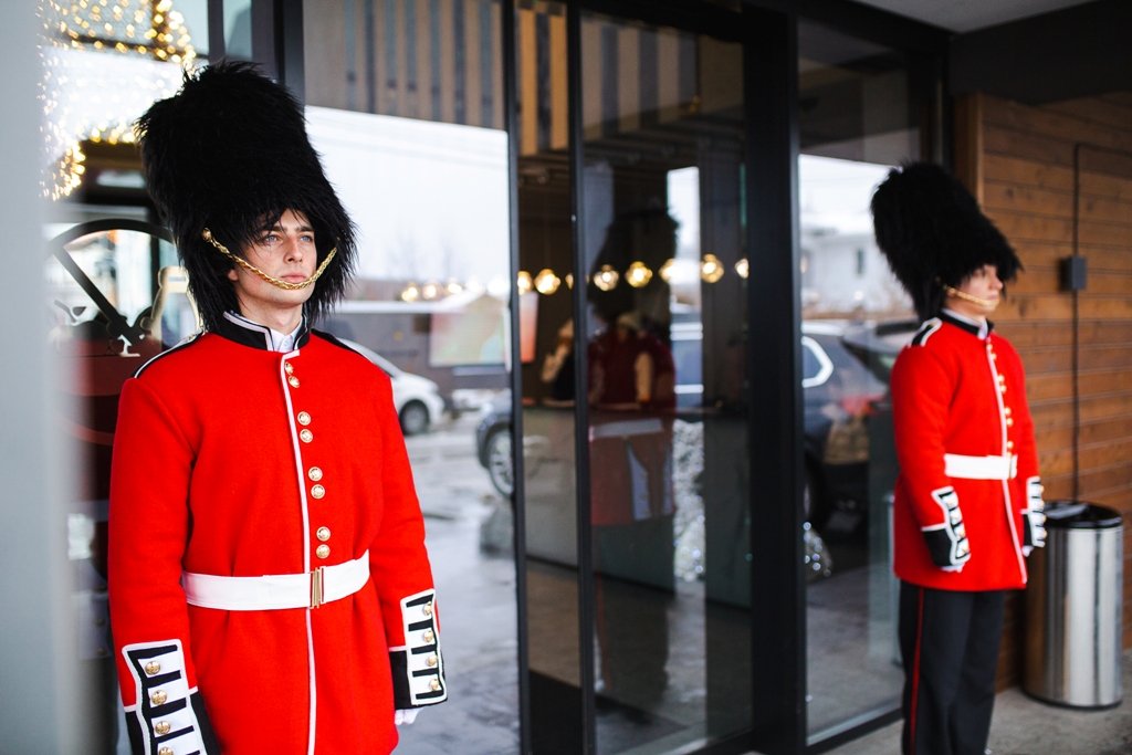 Де у Києві зустріти Бориса Джонсона й Вінстона Черчилля: де і як працює різдвяна резиденція в лондонській стилістиці 13