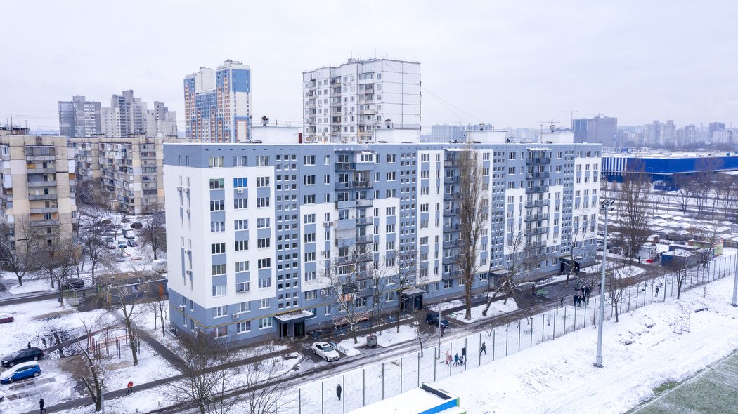 У Києві відновли зруйновані обстрілами будинки на вулиці Богатирській та проспекті Лобановського: фото 1