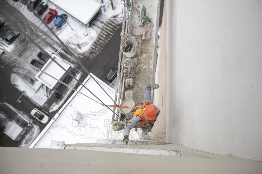 У Києві відновли зруйновані обстрілами будинки на вулиці Богатирській та проспекті Лобановського: фото 4