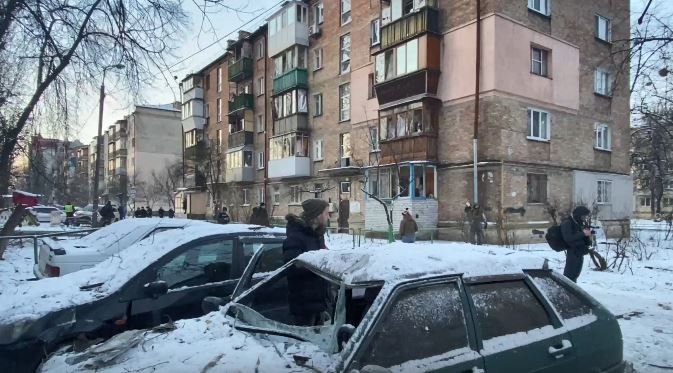 У Києві дрон-камікадзе впав поряд з житловим будинком: місцеві вже лагодять вибиті шибки та замінюють скло 1