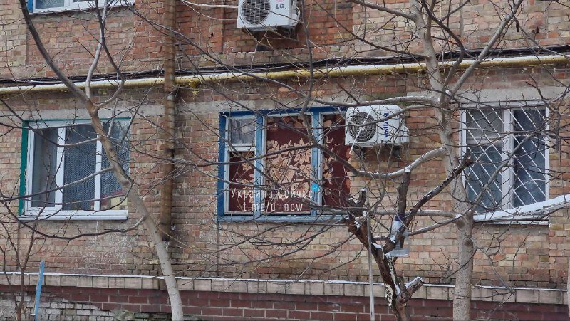 У Києві дрон-камікадзе впав поряд з житловим будинком: місцеві вже лагодять вибиті шибки та замінюють скло 2