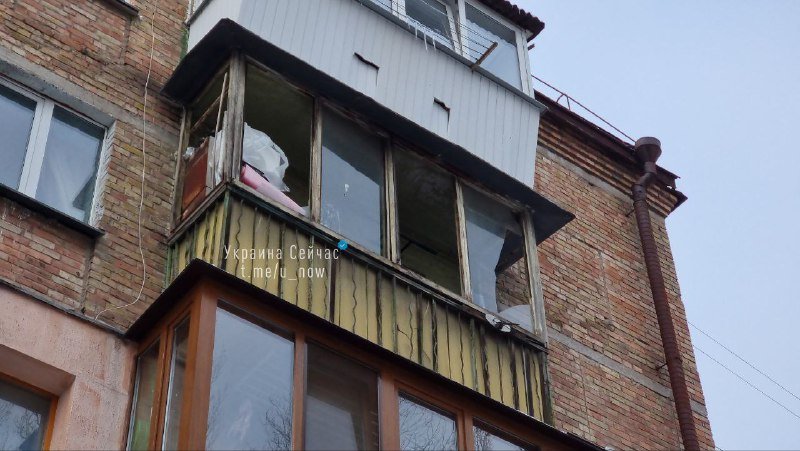 У Києві дрон-камікадзе впав поряд з житловим будинком: місцеві вже лагодять вибиті шибки та замінюють скло 3