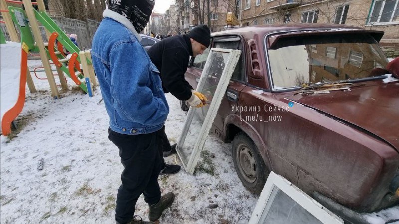 У Києві дрон-камікадзе впав поряд з житловим будинком: місцеві вже лагодять вибиті шибки та замінюють скло 4