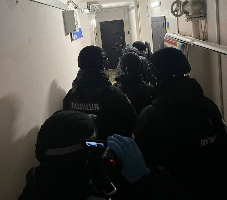 Зламав кістки та розбив носа: у Києві 22-річну дівчину зґвалтував хрещений батько 1
