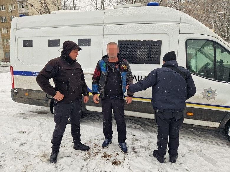 Зламав кістки та розбив носа: у Києві 22-річну дівчину зґвалтував хрещений батько 3