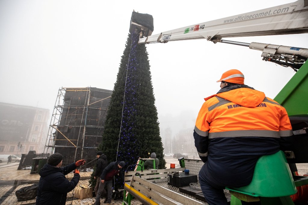 У Києві на Софійській площі встановили головну ялинку країни і завершують прикрашання: як виглядає 1