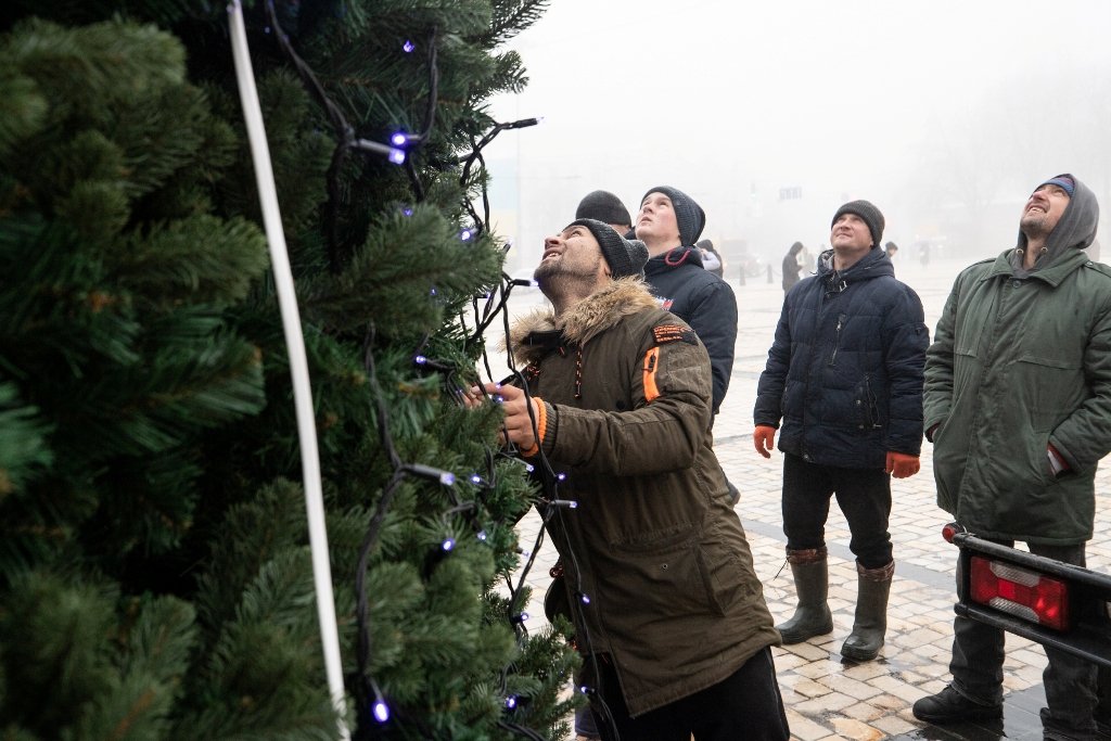 У Києві на Софійській площі встановили головну ялинку країни і завершують прикрашання: як виглядає 2