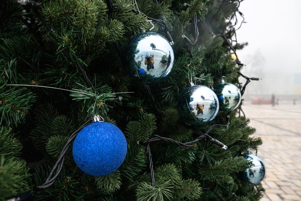 У Києві на Софійській площі встановили головну ялинку країни і завершують прикрашання: як виглядає 5
