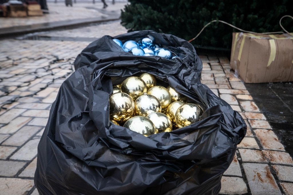 У Києві на Софійській площі встановили головну ялинку країни і завершують прикрашання: як виглядає 7