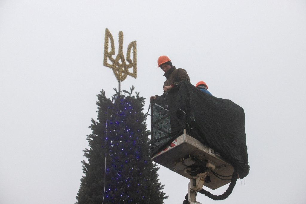 У Києві на Софійській площі встановили головну ялинку країни і завершують прикрашання: як виглядає 8