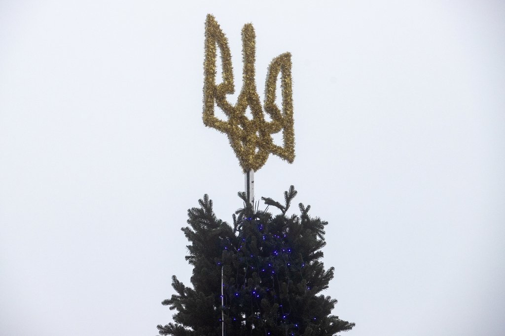 У Києві на Софійській площі встановили головну ялинку країни і завершують прикрашання: як виглядає 9