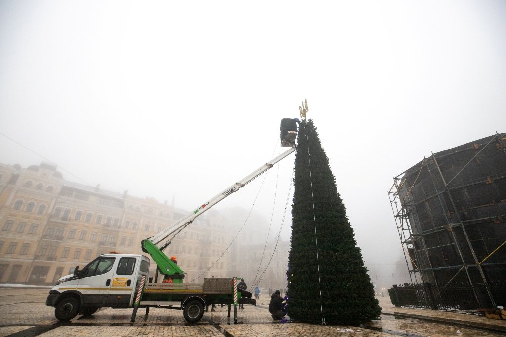 У Києві на Софійській площі встановили головну ялинку країни і завершують прикрашання: як виглядає 12