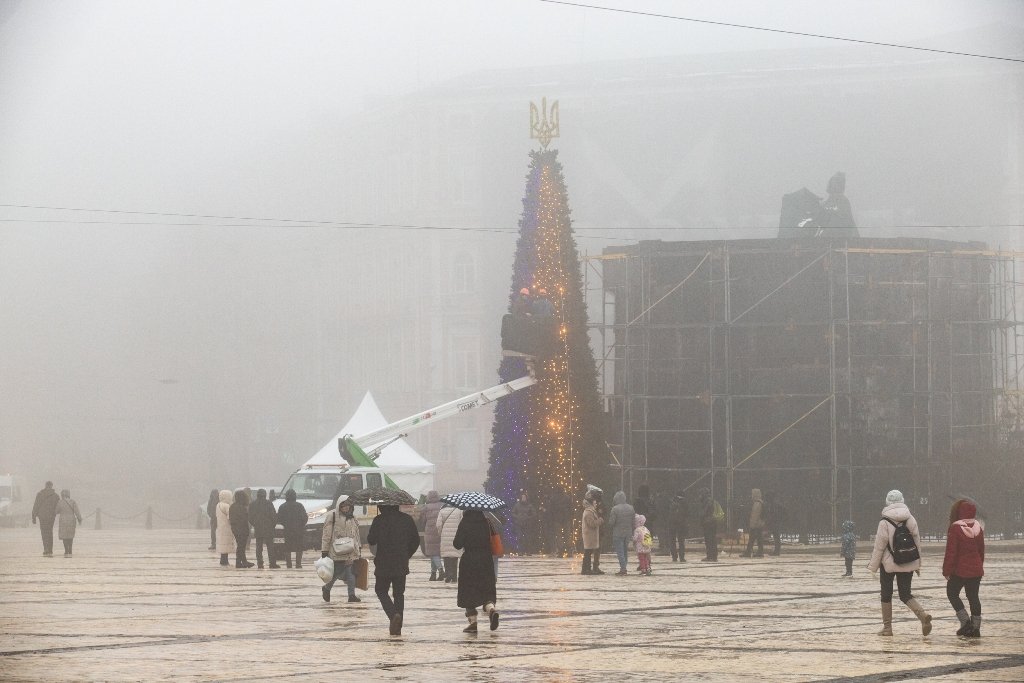 У Києві на Софійській площі встановили головну ялинку країни і завершують прикрашання: як виглядає 14