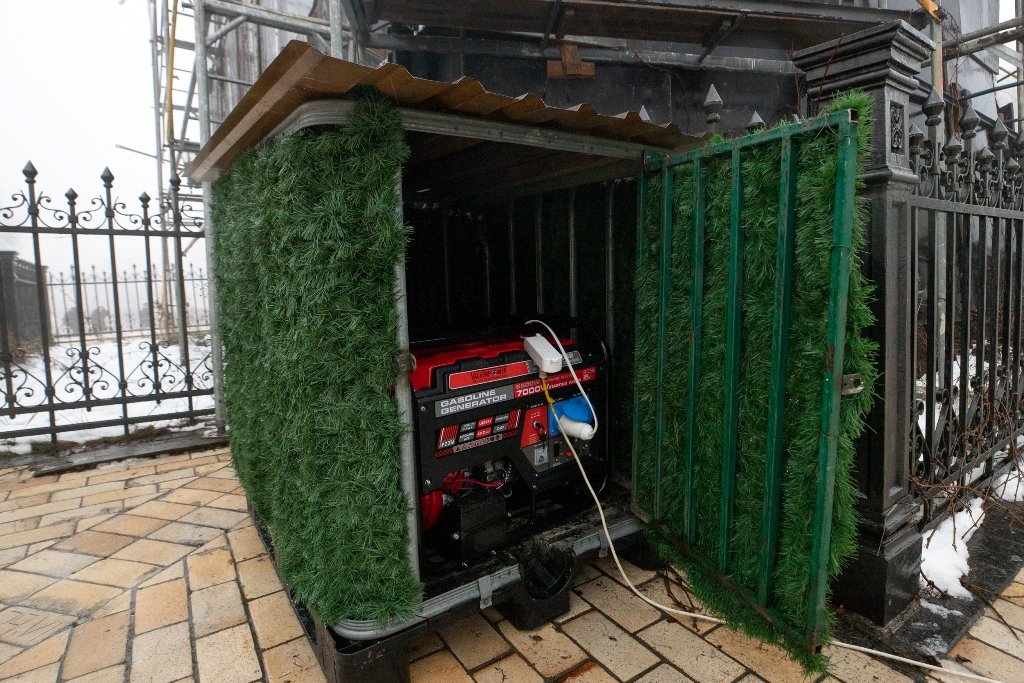 У Києві на Софійській площі встановили головну ялинку країни і завершують прикрашання: як виглядає 15