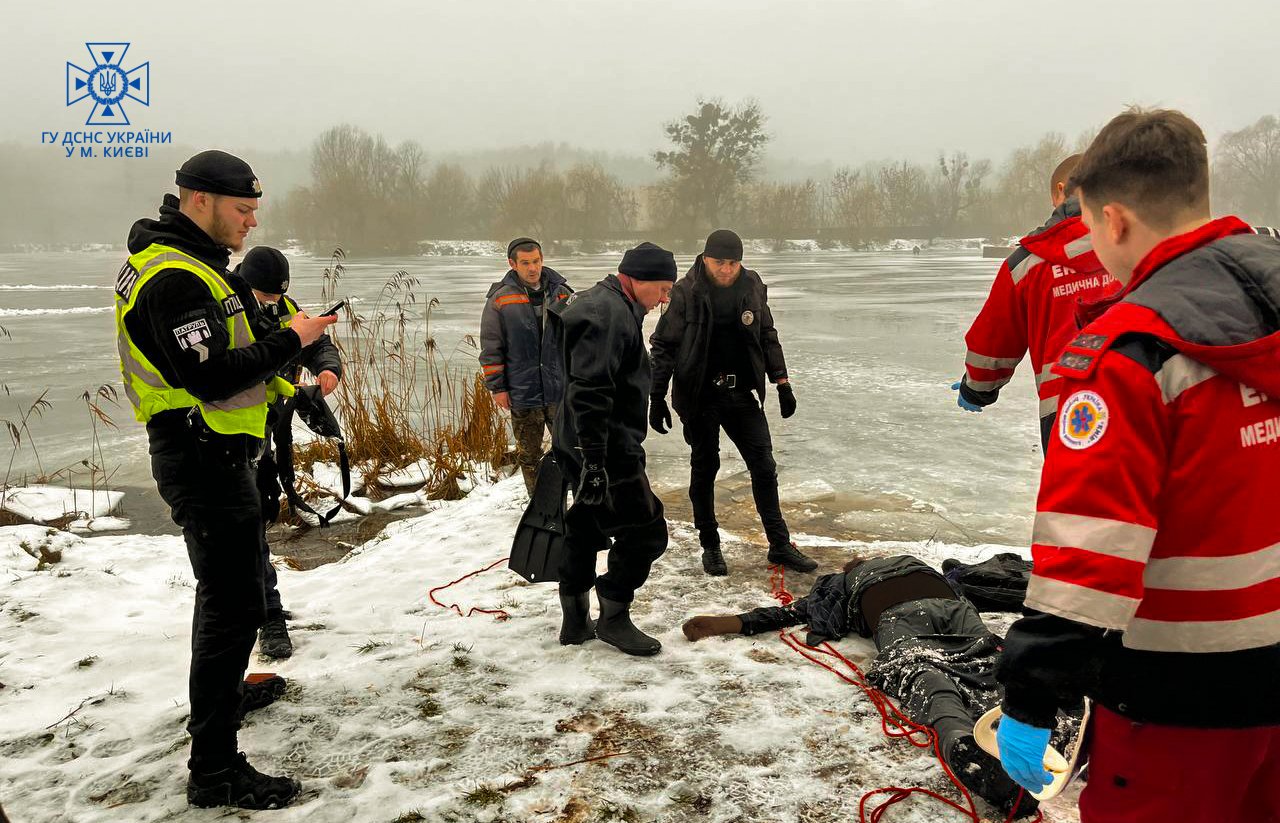 У Києві на озері рибалка провалився під лід: тіло чоловіка діставали очевидці 1