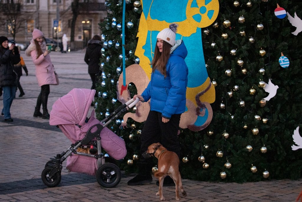 У Києві відкрили Головну ялинку країни 2023: як виглядає зараз Софійська площа 8