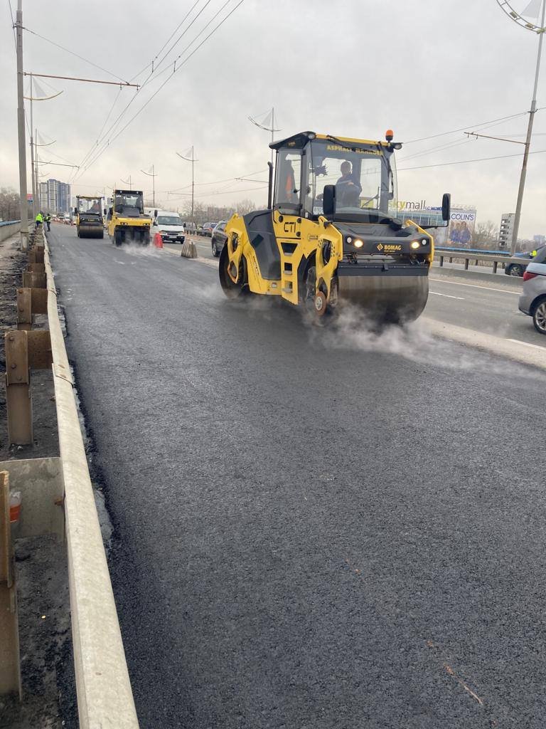 У Києві відновили рух на мосту через річку Десенка 1